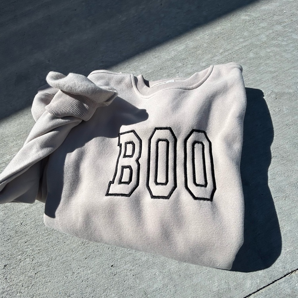 Super comfy BOO Halloween crewneck sweatshirt. Brand new from our boutique.